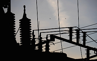 Po niedzielnych wichurach w całym kraju kilka tysięcy osób nie ma prądu, wśród nich są mieszkańcy Warmii i Mazur
